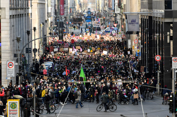 8일(현지시간) 독일 베를린에서 열린 세계 여성의날 기념 행사에서 시위 참석자들이 도로를 가득 메우고 있다. 베를린 로이터 연합뉴스