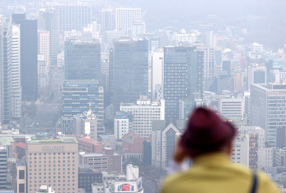 주말에도 뿌연 도심