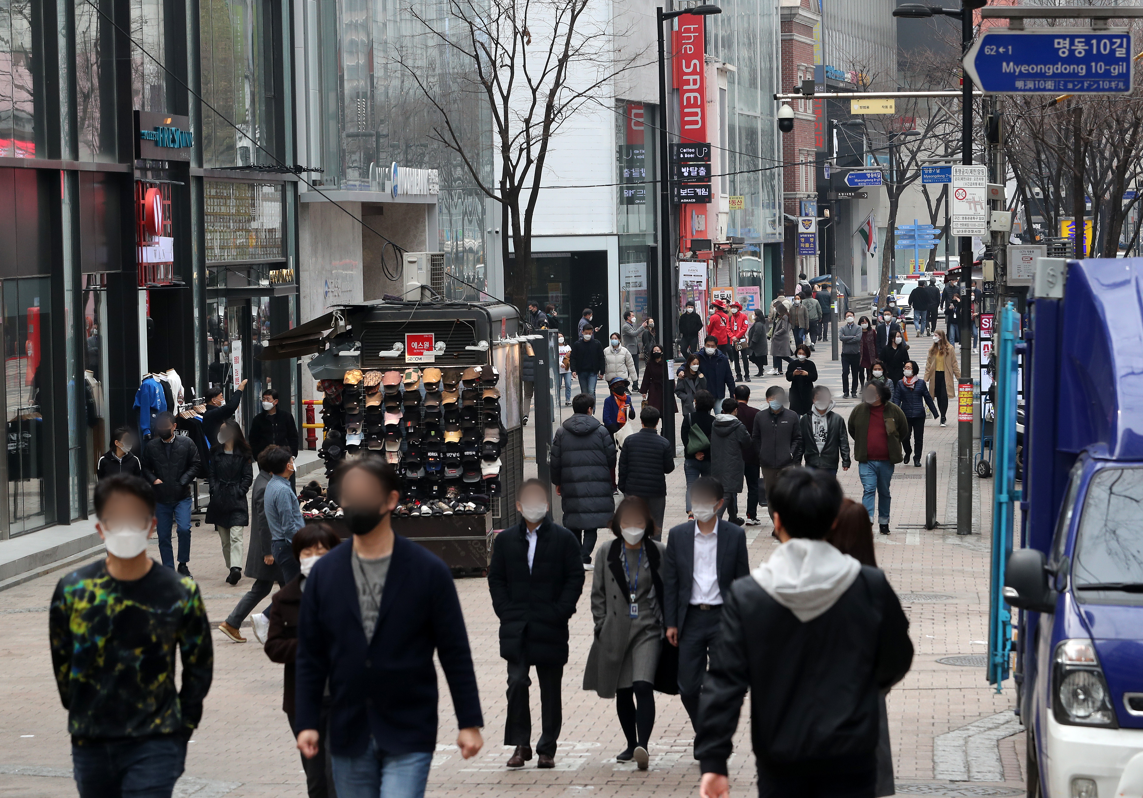 중앙재난안전대책본부(중대본)는 12일 현재 적용중인 거리두기 단계인 수도권 2단계, 비수도권 1.5단계를 오는 15일 0시부터 28일 밤 12시까지 2주간 유지한다고 밝혔다. 아울러 5인이상 사적모임 금지도 유지하기로 했다. 12일 서울 명동 거리에서 직장인 및 시민들이 점심 식사를 위해 이동하고 있다. 2021.3.12 뉴스1