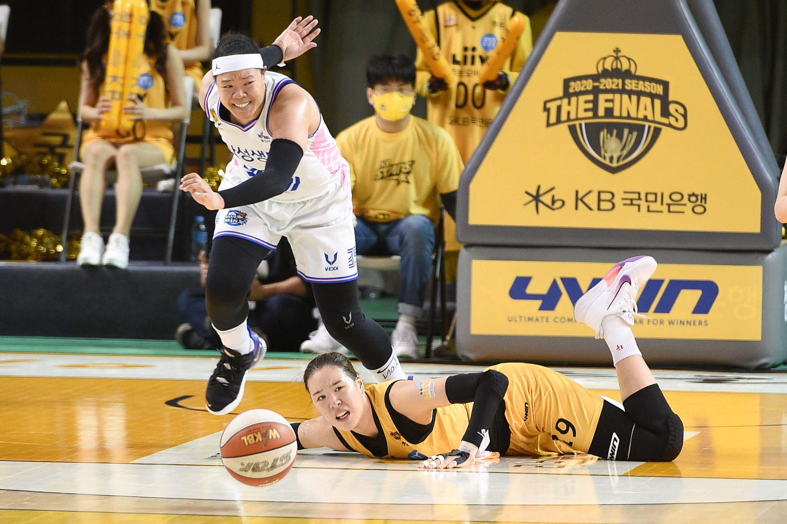 김한별과 볼다툼하다 넘어진 박지수. WKBL 제공