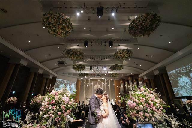 프로야구 선수 출신 해설위원 양준혁이 지난 13일 오후 서울 모처에서 아내 박현선과 행복한 웨딩마치를 올렸다. 아이웨딩이 공개한 결혼 사진에는 두 사람이 하객들의 축하 속에 달달한 입맞춤을 하는 등 모습이 담겼다. 두 사람은 서로에게 손가락 하트를 보이며 행복한 미소를 지어 보였다. 한편 양준혁은 박현선 씨와 선수와 팬으로 만나 연인으로 발전, 코로나19 여파로 두 차례 결혼식 연기 끝에 이날 결혼식을 진행했다. 2021.3.14 Hbyj 제공