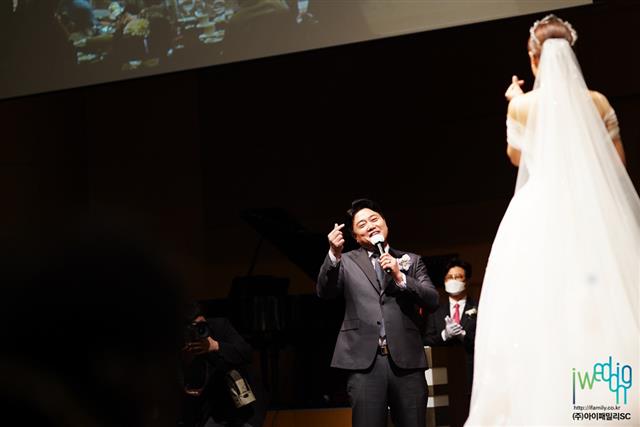 프로야구 선수 출신 해설위원 양준혁이 지난 13일 오후 서울 모처에서 아내 박현선과 행복한 웨딩마치를 올렸다. 아이웨딩이 공개한 결혼 사진에는 두 사람이 하객들의 축하 속에 달달한 입맞춤을 하는 등 모습이 담겼다. 두 사람은 서로에게 손가락 하트를 보이며 행복한 미소를 지어 보였다. 한편 양준혁은 박현선 씨와 선수와 팬으로 만나 연인으로 발전, 코로나19 여파로 두 차례 결혼식 연기 끝에 이날 결혼식을 진행했다. 2021.3.14 Hbyj 제공