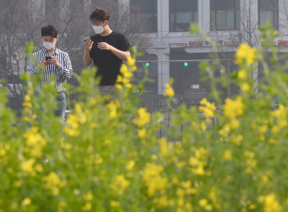 온화한 봄 날씨를 보인 14일 서울시청에서 시민들이 가벼운 옷차림으로 거리를 걷고 있다. 2021.3.14 박지환기자 popocar@seoul.co.kr