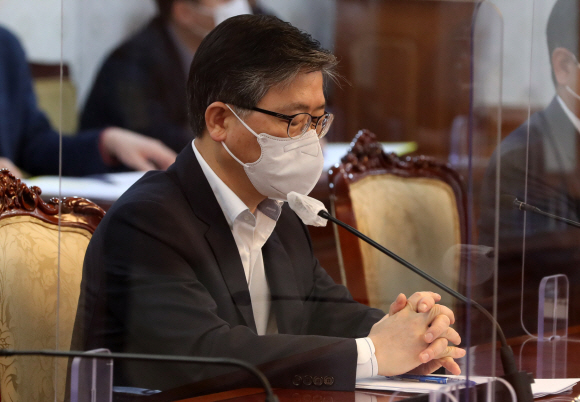 사의를 표명한 변창흠 국토교통부 장관이 14일 오후 서울 종로구 정부서울청사에서 열린 ‘LH 후속조치 관계장관회의’에 참석해 생각에 잠겨 있다. 2021. 3. 14 박지환 기자  popocar@seoul.co.kr