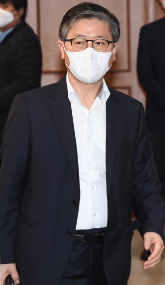 사의 표명한 변창흠 국토교통부장관이 14일 오후 서울 종로구 정부서울청사에서 열린 ‘LH후속조치 관계장관회의’에 들어서고 있다. 2021. 3. 14 박지환 기자  popocar@seoul.co.kr