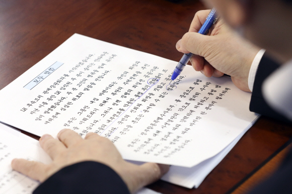 변창흠 국토교통부 장관이 14일 서울 세종대로 정부서울청사에서 열린 한국토지주택공사(LH) 후속조치 관계장관회의에 참석해 정세균 국무총리의 발언에 표시를 하고 있다. 2021. 3. 14  박지환 기자  popocar@seoul.co.kr