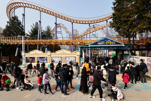 주말인 14일 오전 과천 서울랜드를 찾은 시민들이 동문매표소에서 입장을 기다리고 있다. 2021.3.14  연합뉴스