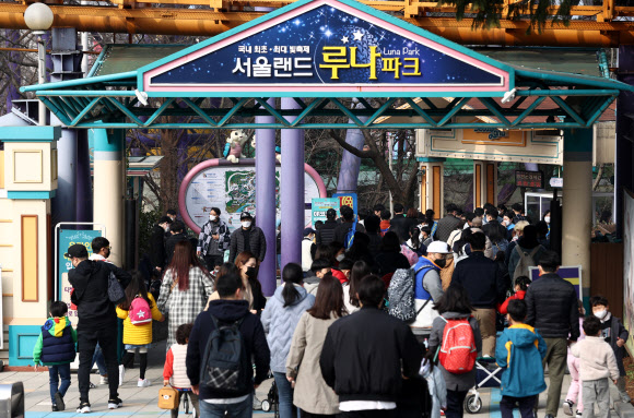 주말인 14일 오전 과천 서울랜드를 찾은 시민들이 동문매표소에서 입장을 기다리고 있다. 2021.3.14  연합뉴스