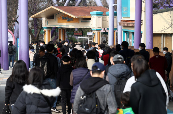 주말인 14일 오전 과천 서울랜드를 찾은 시민들이 동문매표소에서 입장을 기다리고 있다. 2021.3.14  연합뉴스