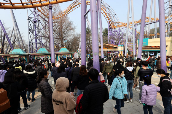 주말인 14일 오전 과천 서울랜드를 찾은 시민들이 동문매표소에서 입장을 기다리고 있다. 2021.3.14  연합뉴스
