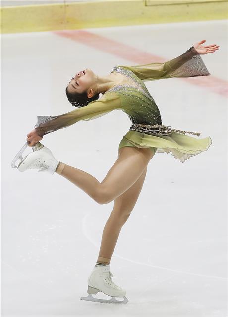 14일 의정부 실내빙상장에서 열린 2020-2021 KB금융 전국남녀 피겨스케이팅 회장배 랭킹대회에서 위서영(수리고)이 연기를 펼치고 있다.  이번 대회는 새 시즌 피겨스케이팅 국가대표 최종 선발전으로, 지난달 KB금융 코리아 피겨스케이팅 챔피언십 2021 성적을 합산해 태극마크의 주인을 가린다.  2021.3.14 뉴스1