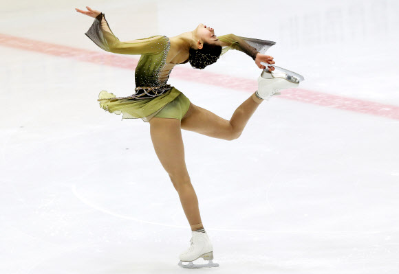 14일 의정부 실내빙상장에서 열린 KB금융 전국남녀 피겨스케이팅 회장배 랭킹 대회 마지막 날 프리스케이딩에서 수리고 위서영이 연기를 펼치고 있다.  2021.3.14  연합뉴스