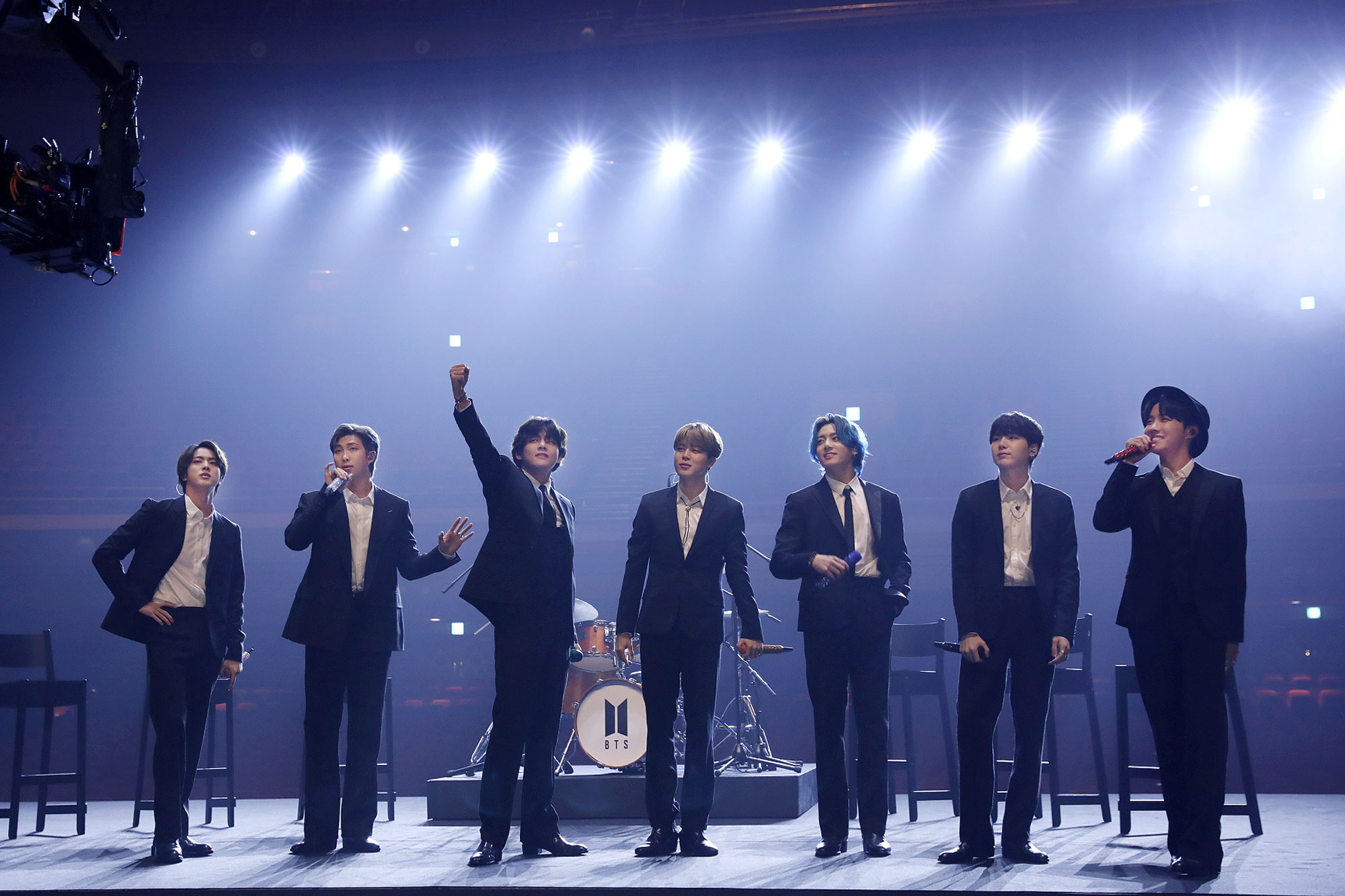 방탄소년단이 지난 13일 ‘2021 그래미 어워드’ 주간 자선공연 ‘뮤직 온 어 미션’에서 공연을 펼치고 있다. 빅히트 엔터테인먼트 제공 