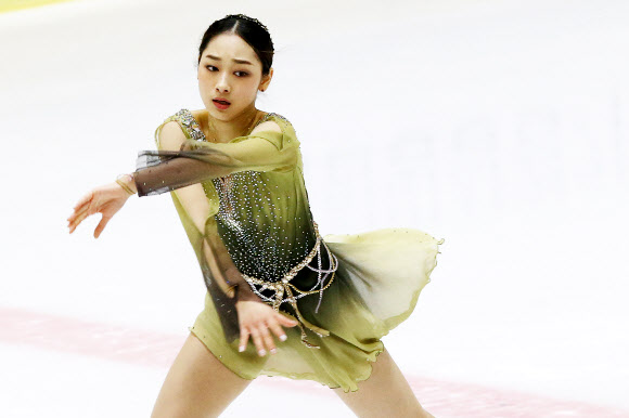 14일 의정부 실내빙상장에서 열린 KB금융 전국남녀 피겨스케이팅 회장배 랭킹 대회 마지막 날 프리스케이딩에서 수리고 위서영이 연기를 펼치고 있다. 2021.3.14  연합뉴스