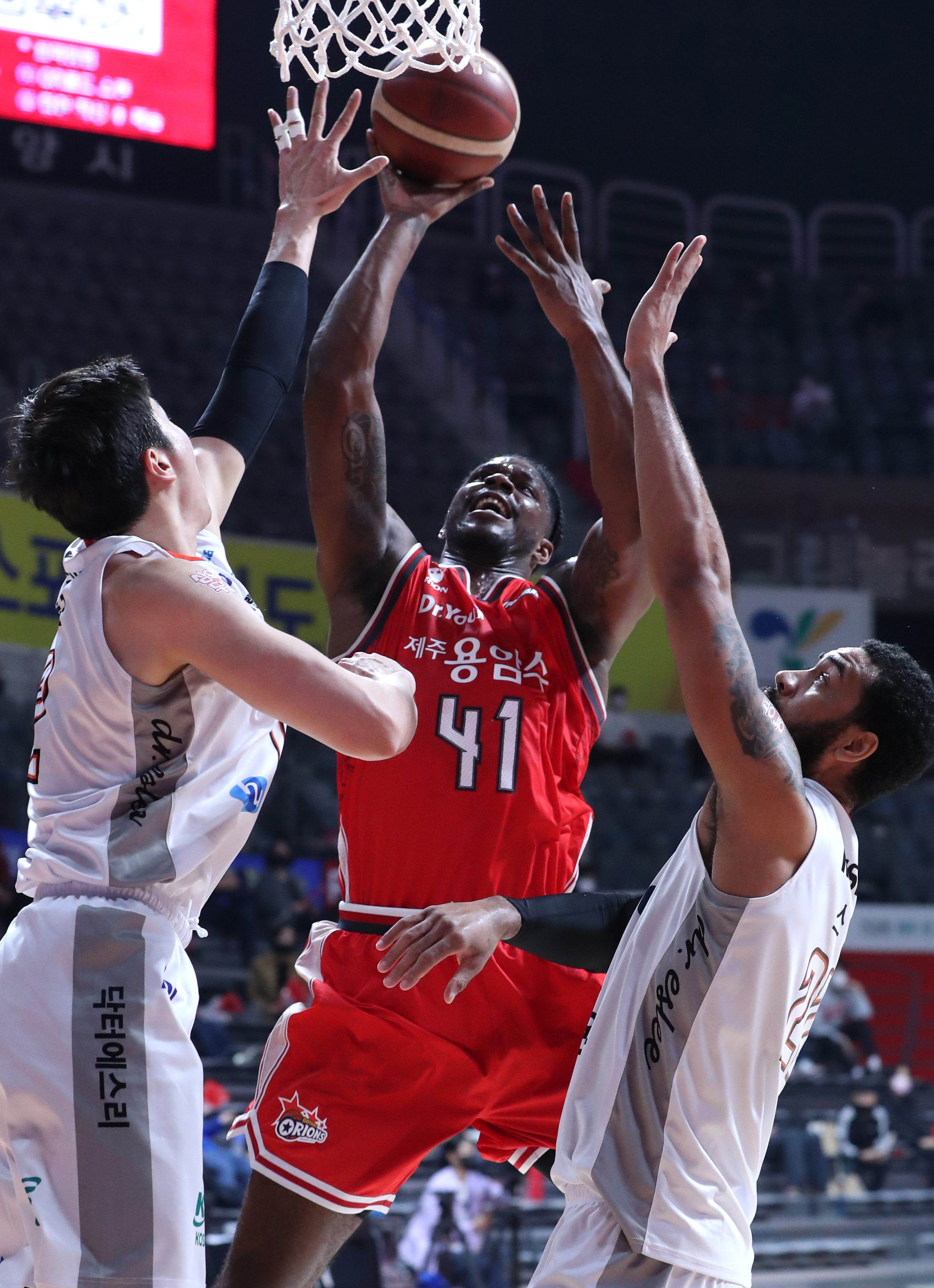 공격을 시도하는 데빈 윌리엄스. KBL 제공