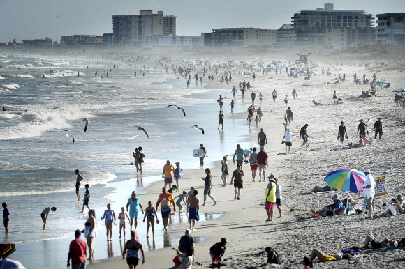 ‘팬데믹은 딴 세상’…휴양객 붐비는 미 플로리다주 해변