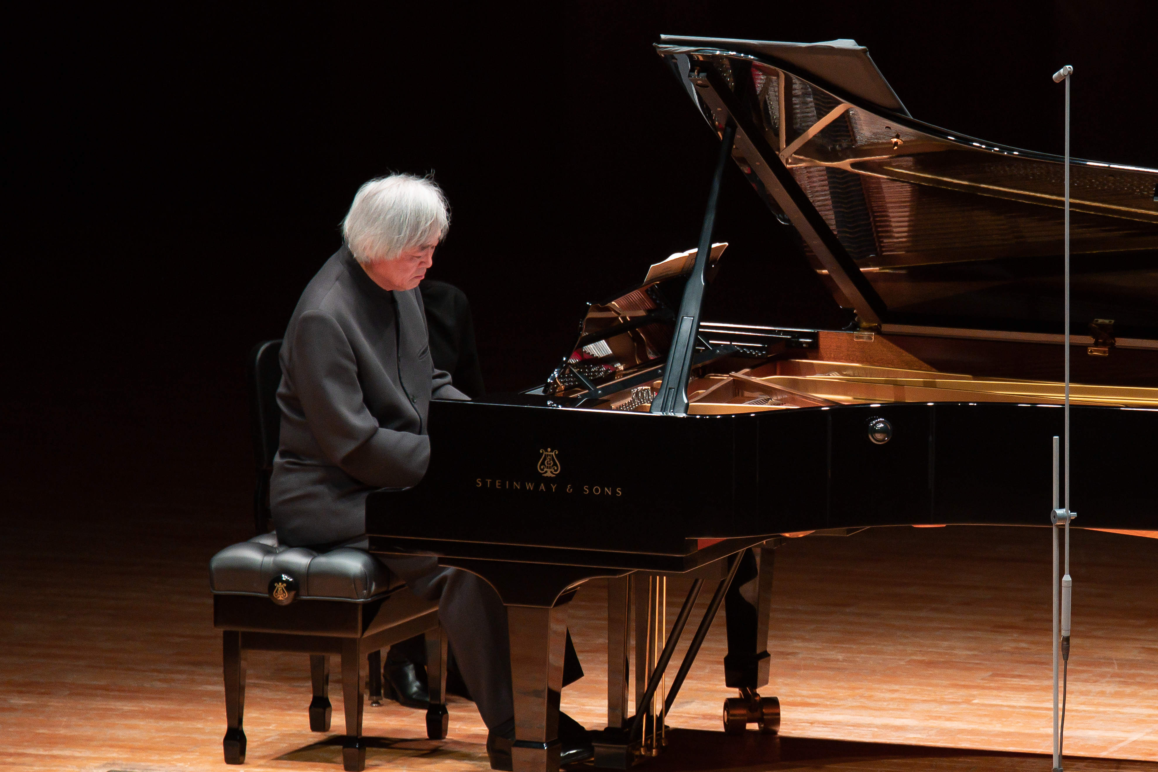 피아니스트 백건우가 지난 12일 서울 예술의전당에서 리사이틀을 갖고 슈만 작품을 연주하고 있다. 빈체로 제공