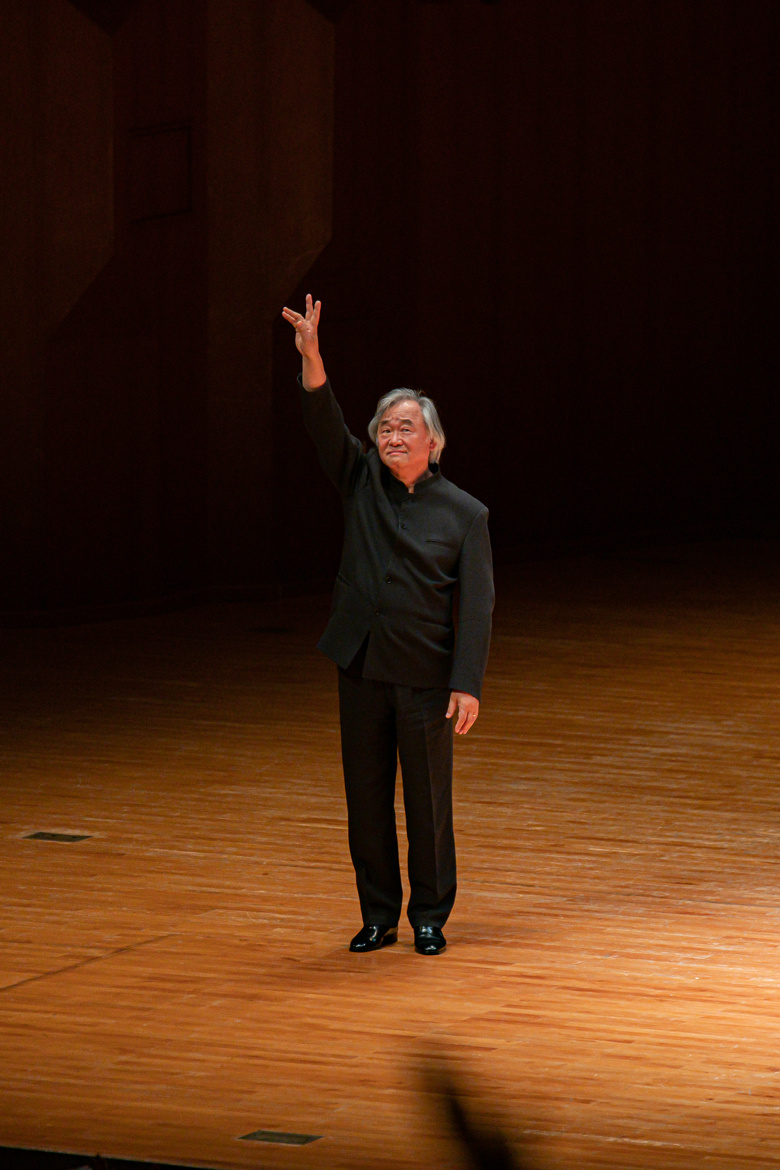 피아니스트 백건우가 12일 서울 예술의전당에서 리사이틀을 갖고 연주한 뒤 객석을 향해 손을 흔들어 인사하고 있다. 빈체로 제공