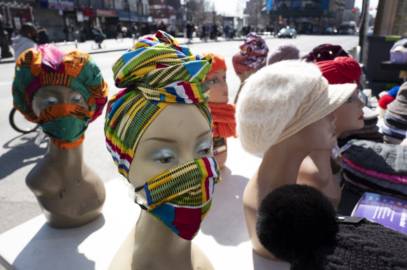 지난 9일(현지시간) 미국 뉴욕의 한 가게에 진열된 마스크와 모자들. AP