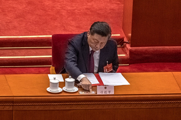 시진핑 중국 국가주석이 양회 폐막일인 지난 11일 베이징 인민대회당에서 열린 전인대 전체회의에서 홍콩 선거제 개편안에 찬성 버튼을 누르고 있다. 베이징 EPA 연합뉴스