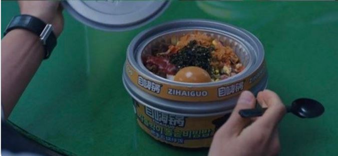 드라마 ‘빈센조’의 한 장면. 송중기가 중국제 비빔밥을 먹고 있다. 방송 화면 캡처
