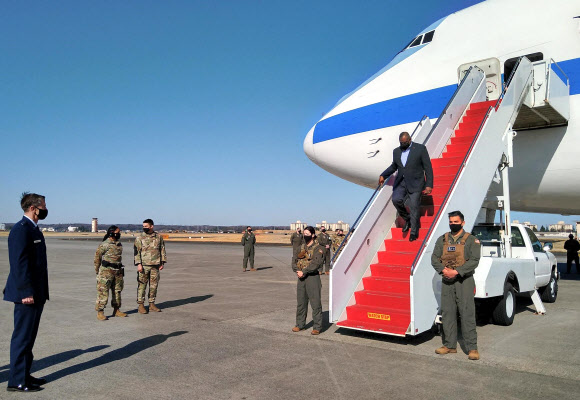 로이드 오스틴 미국 국방장관이 15일 일본 도쿄의 요코타 미 공군기지에 도착한 전용기에서 내리고 있다. 도쿄 AFP 연합뉴스