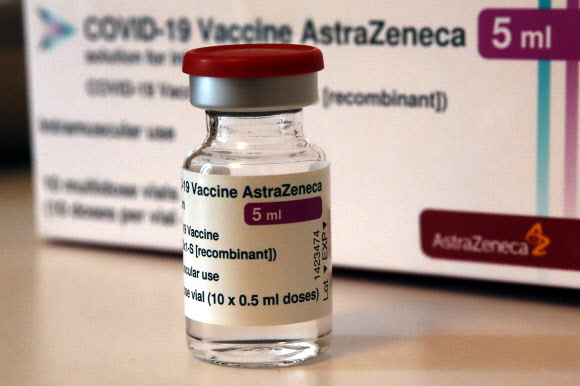 프랑스 파리 외곽의 한 약국 전시대에 해당 백신이 진열돼 있다.<br>파리 AP 연합뉴스