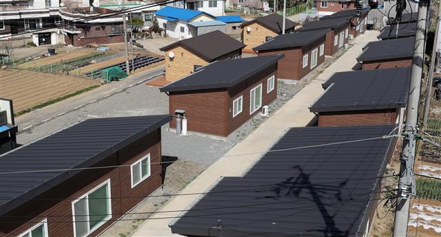 마을 한 켠에 모여 지어진 조립식 주택