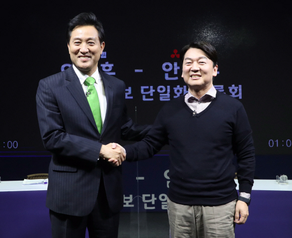 오세훈 국민의힘 서울시장 후보와 안철수 국민의당 서울시장 후보가 15일 오후 서울 영등포 더플러스 스튜디오에서 채널A 주관으로 열린 후보 단일화 TV토론회에 앞서 인사를 하고 있다. 2021. 3. 16  김명국 선임기자 daunso@seoul.co.kr