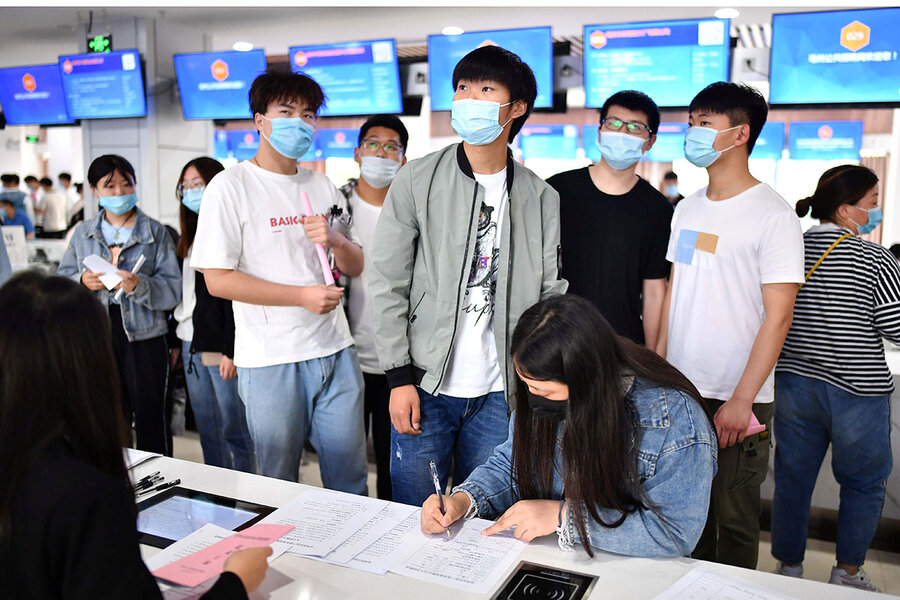 코로나19 사태 여파로 올해 2월 중국의 청년 실업률이 13.1%를 기록한 가운데 지난해 8월 안휘성 보저우시에서 열린 취업 박람회에서 대학 졸업 예정자들이 일자리를 찾고 있다. 로이터 연합뉴스 