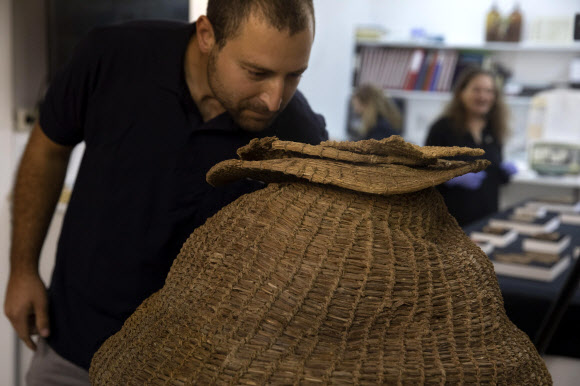 이스라엘 고고학자 하임 코헨이 이번에 함께 발굴된 완벽한 형태의 바구니 안을 살펴보고 있다. 예루살렘 AP 연합뉴스 