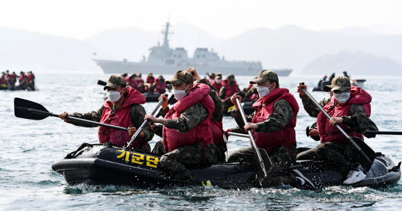 해군 훈련병 보트 훈련 ‘마스크 필수’