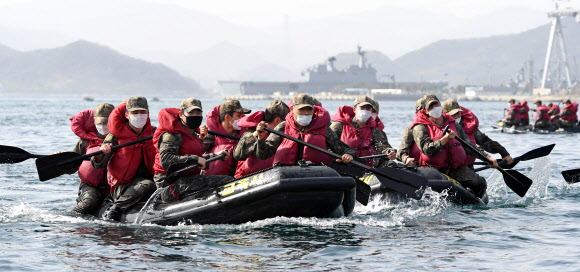 해군 훈련병 보트 훈련 ‘마스크 필수’