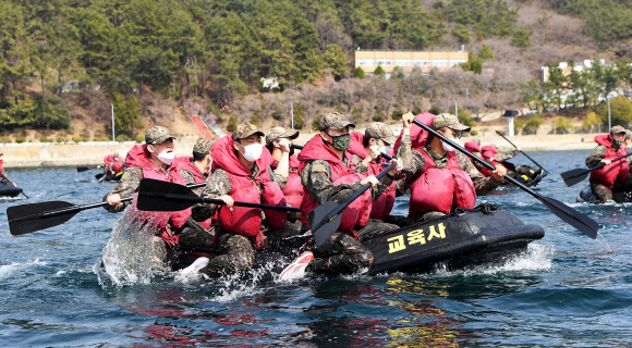 해군 훈련병 보트 훈련 ‘마스크 필수’