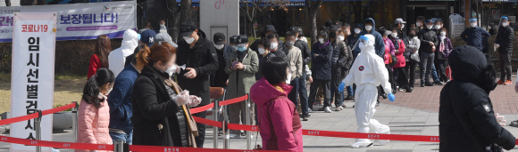 17일 서울 구로구 구로역 광장에 마련된 선별진료소가 코로나19검사를 받기위한 인파들로 가득하다. 2021.3.17 박지환기자 popocar@seoul.co.kr