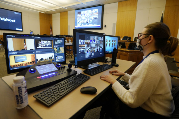 미국 버지니아주에서 컴퓨터를 이용하는 한 여성.(기사와 직접적 관계 없음) AP