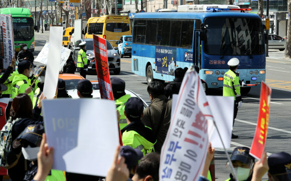 양모 탑승 호송차에 항의하는 시민들