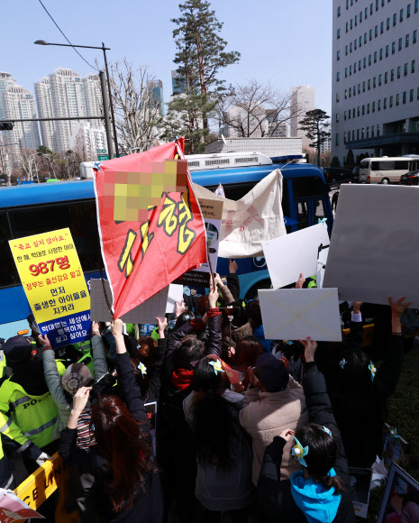 양모 탑승 호송차, 항의하는 시민들