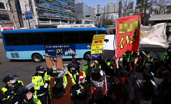 양모 탑승 호송차, 항의하는 시민들