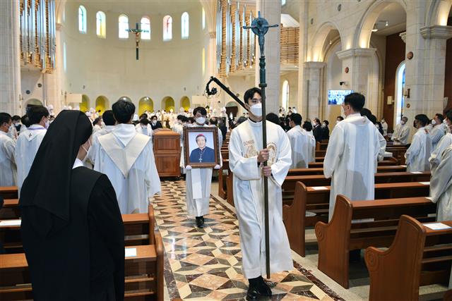 이문희 대주교 장례미사…“천주교 대구대교구 큰 어른, 영원한 안식을”