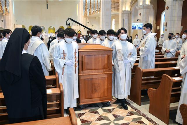 이문희 대주교 장례미사…“천주교 대구대교구 큰 어른, 영원한 안식을”