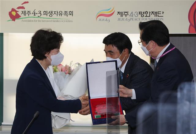 제주서 감사패 받는 추미애 전 장관