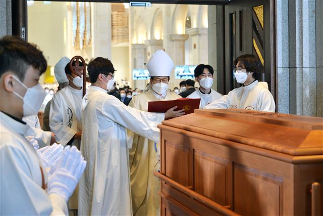 이문희 바울로 대주교 장례미사…“영원한 안식을”