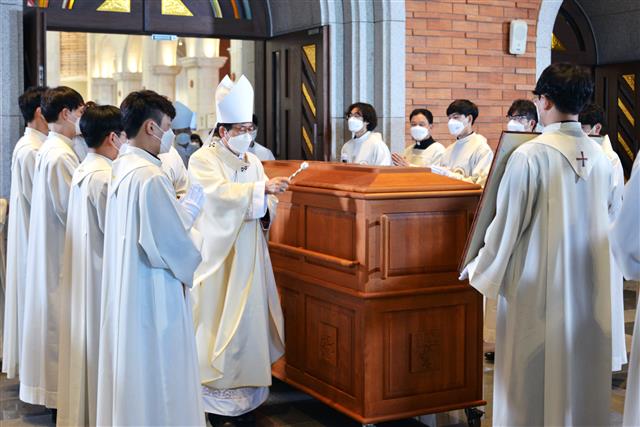이문희 바울로 대주교 장례미사…“영원한 안식을”