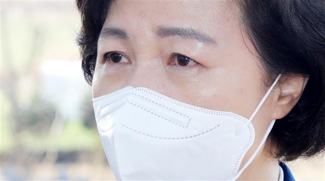 ‘제주4.3’ 눈물 흘리는 추미애