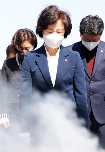 묵념하는 추미애 전 장관