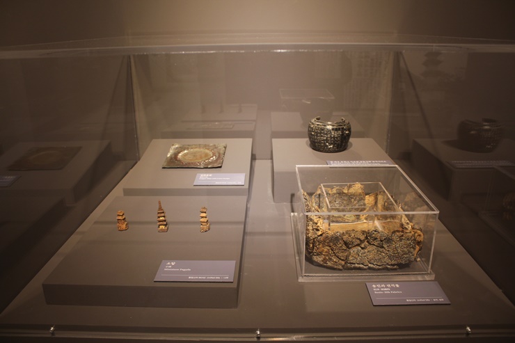 ‘다시 되살린 863년의 타임캡슐’ 전시에 진열된 유물들. 동국대 박물관 제공