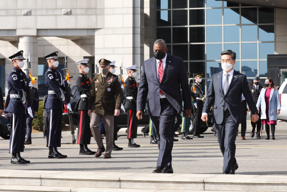 서욱 국방부 장관이 17일 오후 서울 용산구 국방부 청사에서 로이드 오스틴 미국 국방장관을 맞이하고 있다. 2021. 3. 17 사진공동취재단
