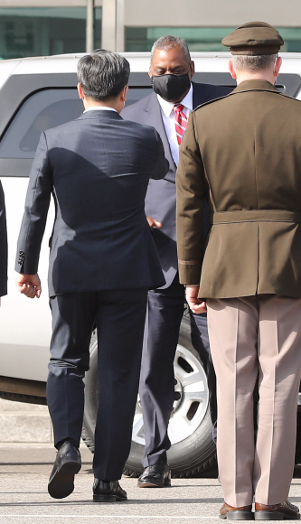 서욱 국방부 장관이 17일 오후 서울 용산구 국방부 청사에서 로이드 오스틴 미국 국방장관을 맞이하고 있다. 2021. 3. 17 사진공동취재단