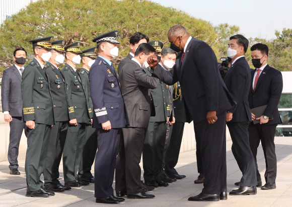 로이드 오스틴 미국 국방장관이 17일 오후 서울 용산구 국방부에서 국방부 관계자와 인사를 나누고 있다. 2021.3.17  사진공동취재단